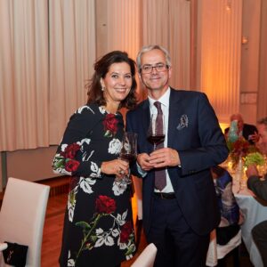 Raffaela Sals and Bernd Schreiber, president of the Bayerischen Seen und Schlösserverwaltung. 2015